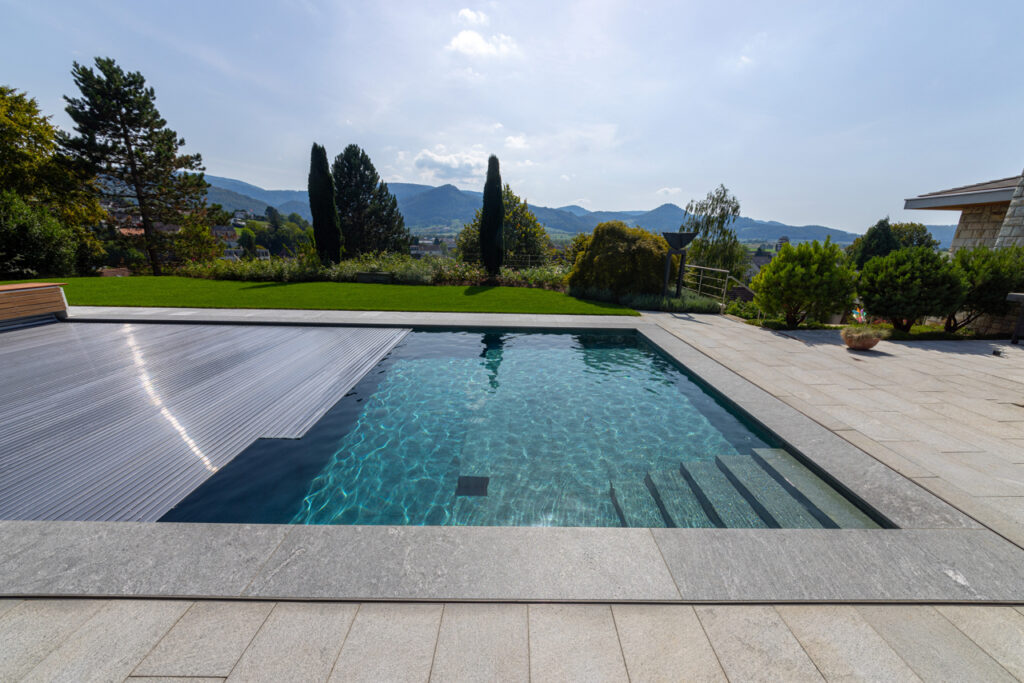 Edler Andeer-Granit für das besondere Schwimm-Erlebnis.