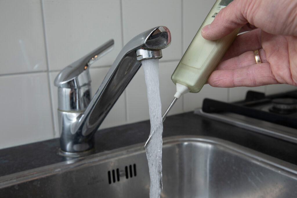 Messung der Wassertemperatur an einer Trinkwasserinstallation zur Kontrolle und Prävention von Legionellen.